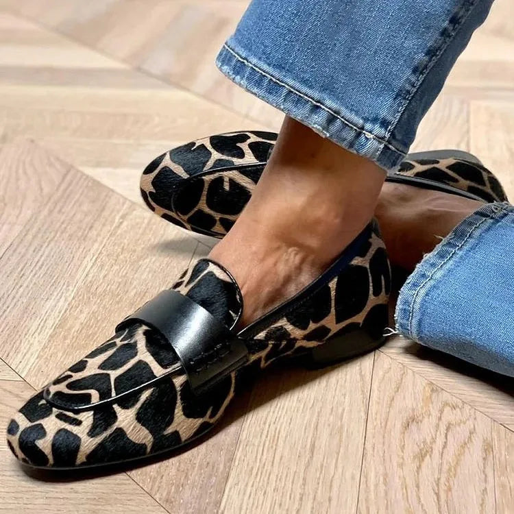 Pointed Toe Giraffe Design Loafers