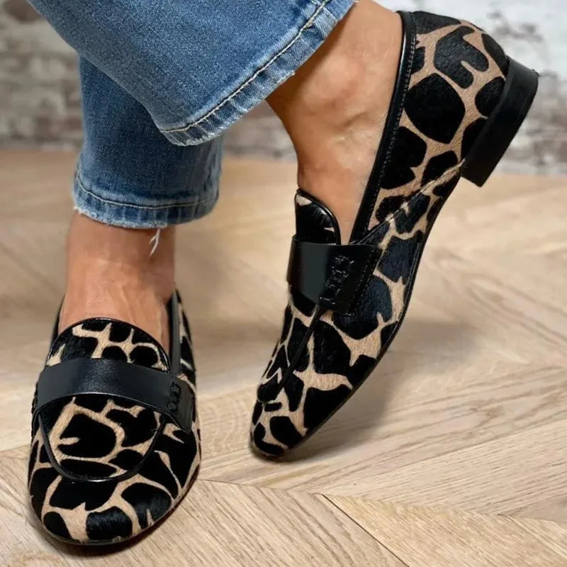 Pointed Toe Giraffe Design Loafers